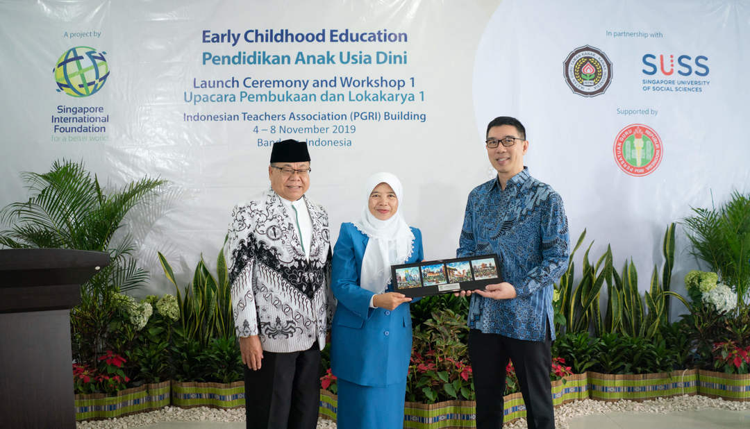 Mr Jaryll Chan, Division Director, Programmes, SIF, presents a token of appreciation to Ms Renni Kusnaeni, Chairperson, IGTKI West Java Chapter.