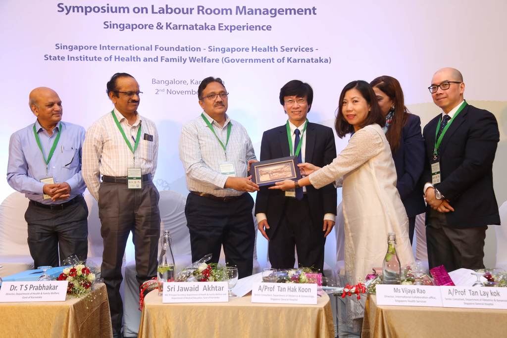 Ms Rebecca Boon, Head, Volunteer Cooperation, SIF presents a token of appreciation to Mr Jawaid Akthar, Principal Secretary of Health (Health and Family Services) for the Government of Karnataka.
