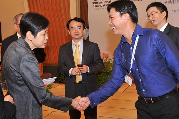 Appointment Ceremony: SIF Chairman Euleen Goh (left) welcomes Hock Tong Bee Managing Director Clinton Ang (right). Mr Ang is an alumnus of the S'pore-Australia YBA programme 2002.