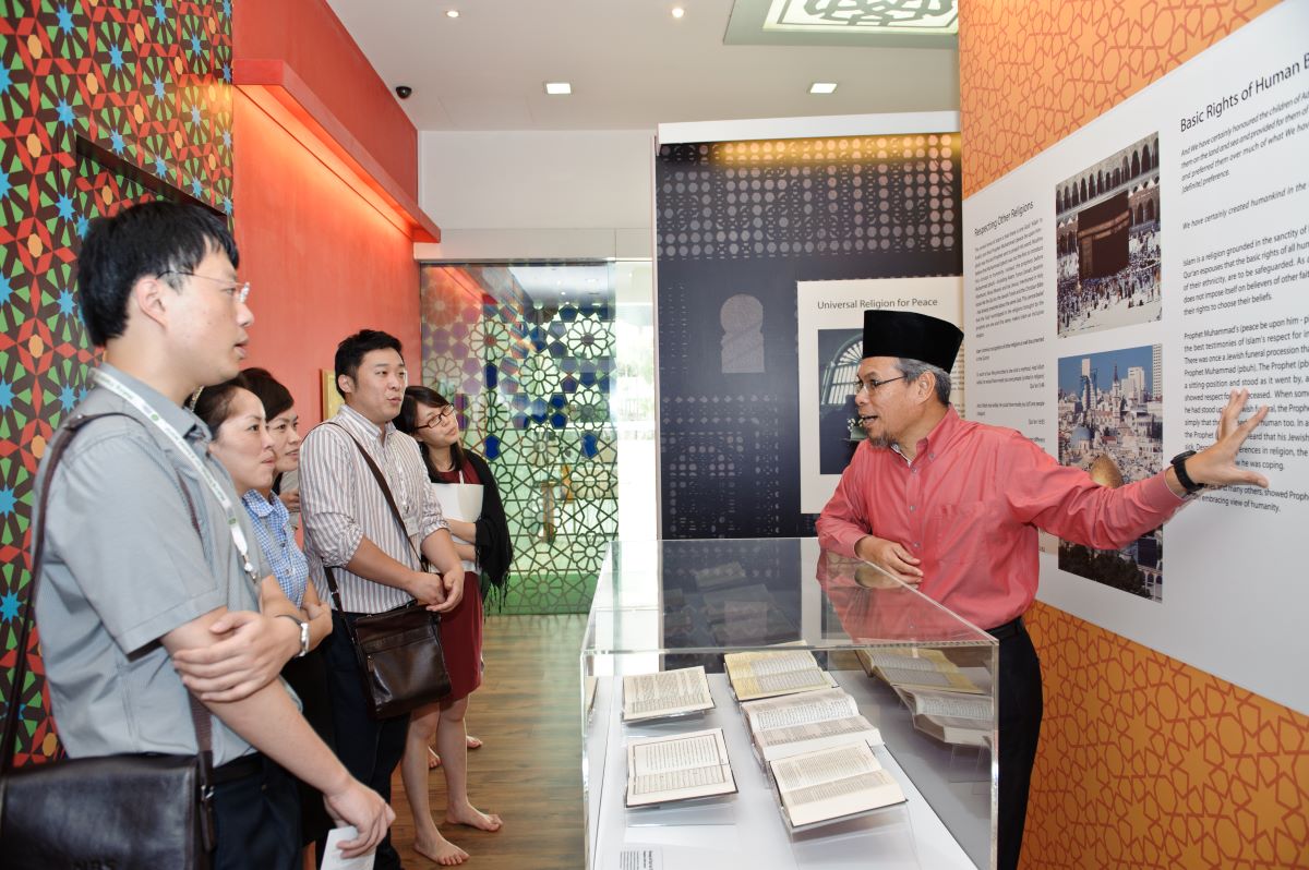 S'pore Insights: Head of Harmony Centre Mr Mohd Ali bin Atan sharing with the Shanghai YBAs abt Singapore’s inter-racial harmony initiatives at the Harmony Centre exhibition.