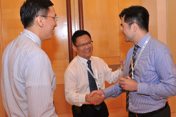 Appointment Ceremony: SIF Chairman Euleen Goh (left) welcomes Hock Tong Bee Managing Director Clinton Ang (right). Mr Ang is an alumnus of the S'pore-Australia YBA programme 2002.