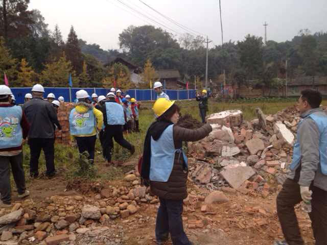 Volunteers on site at Tiantaishan town, five kilometres from Lushan country, the epicenter of the Szechuan earthquake.