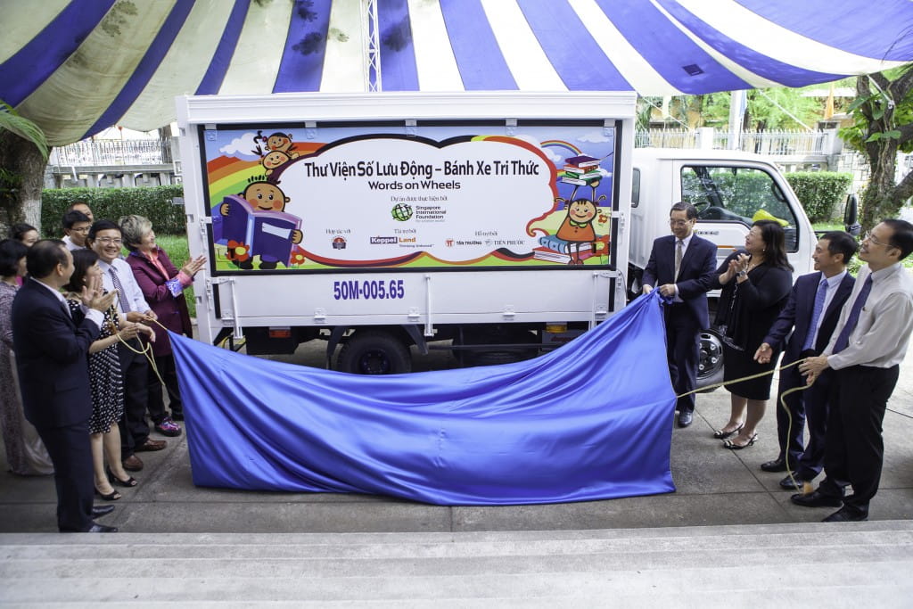 VIPs unveiling the mobile library – Vietnamese government officials, Singapore Consul-General to Ho Chi Minh City Ms Leow Siu Lin, SIF Governor Ms Elim Chew and Keppel Land Vietnam General Manager Mr Doan Anh Hung were among the VIPs at the launch ceremony on 15 May 2014.