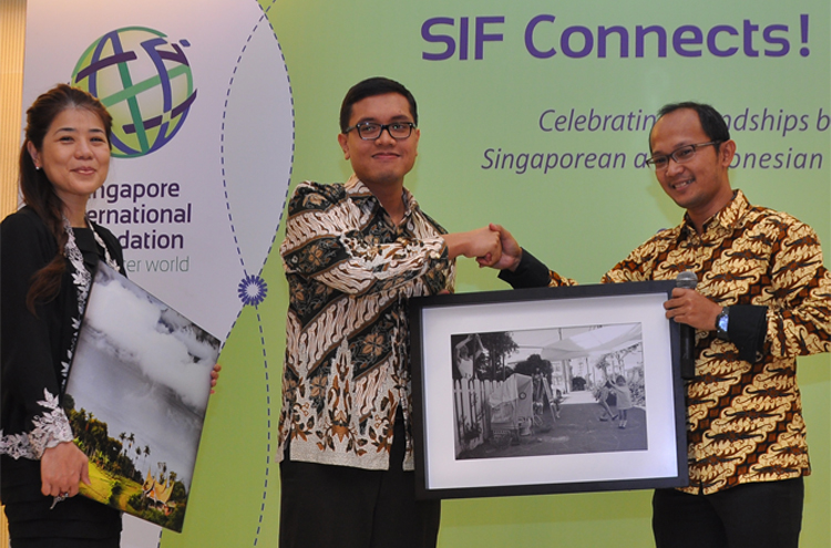 Jean, Iwan and Indonesian Professionals’ Association Vice-president I Komang Narendra (centre) celebrate the birth of the SIF-IBF-IPA collaboration in education. The Singapore-based IPA would contribute their expertise and professional networks across Singapore and Jakarta to assist IBF in capacity building and reach. 
