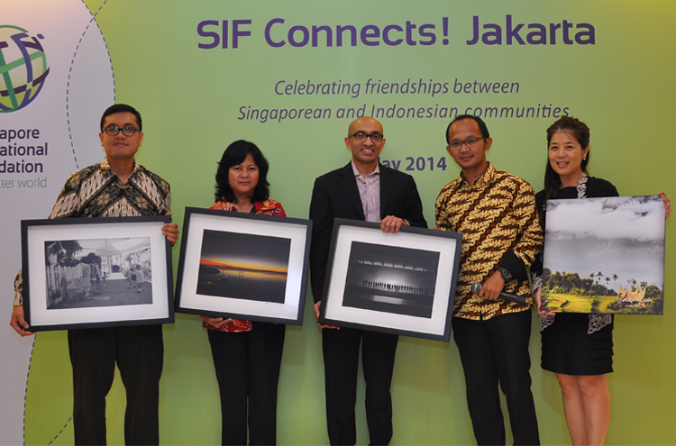 Singapore Ambassador to Indonesia Anil Kumar Nayar (centre) with (from left) Komang, INPEX advisor Ibu Halida Hatta, Iwan and Jean with tokens of appreciation from the IBF – photo vignettes of Indonesia captured by distinguished SIF alumni Ridwan Kamil, Ahmad Fuadi and Iwan