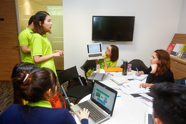 INSEAD and NUS MBA programme alumni and students working with the participants on their business plans.