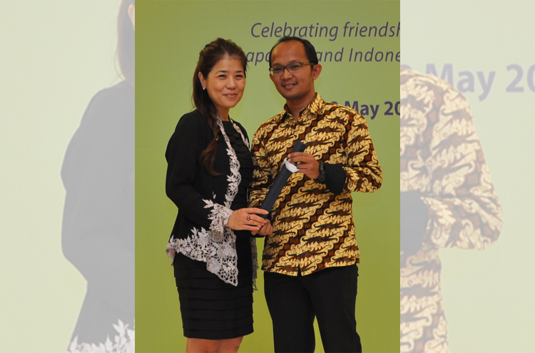 SIF Executive Director Jean Tan (left) presenting a letter of re-appointment to SIF representative in Jakarta Iwan. He would continue to work with SIF to reconnect with and strengthen relationships between Singaporean and Indonesian communities.