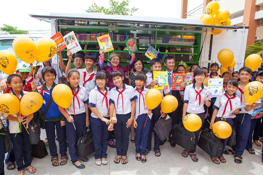 SIF Governor Elim Chew hanging out with the school children of Le Minh Xuan Secondary School at our brand-spanking new Words on Wheels mobile library, launched May 15 in Ho Chi Minh City!