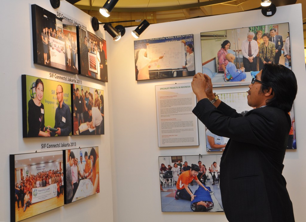 SIF-ASEAN Fellowship alumnus and novelist Ahmad Fuadi capturing images of the SIF mini-exhibition of projects and programmes commemorating friendships between Singaporean and Indonesian communities.