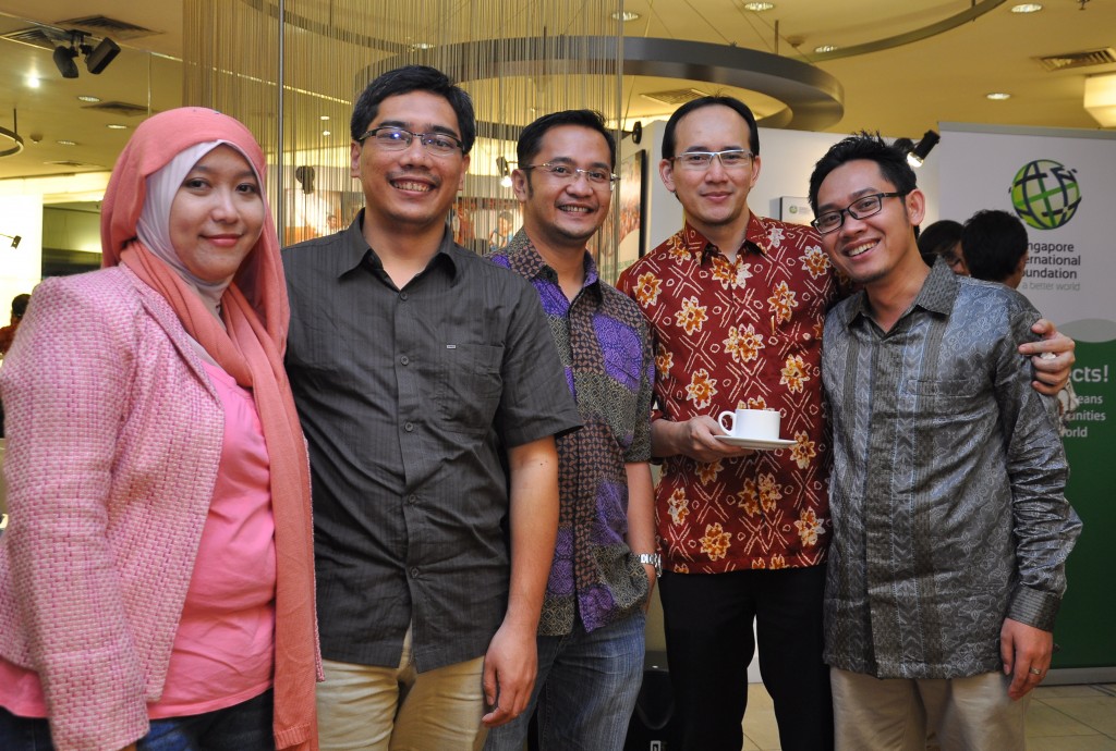 Alumni from various batches of SIF-ASEAN Fellows reconnect: (from left) Gia Kardina (Year 2000), Elpi Nazmuzzaman (Year 2001) , Joy Tarigan (Year 2004), Yosamartha and Farid Subkhan (Year 2000).