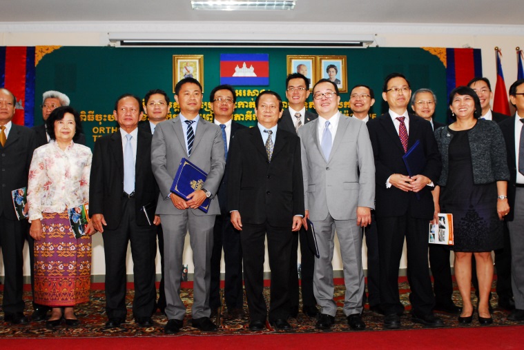 VIPs posing for a group photo after the ceremony. (From left, front row in the grey suit: Professor Kong Sonya, Calmette Hospital, Guest of Honour Dr Te Kuy Seang, Secretary of State, Cambodia Ministry of Health, SIF Governor Mr Lian Wee Cheow and A/Prof Chua Yeow Leng, SingHealth.)