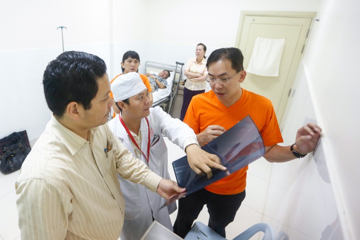 SIF’s Orthopaedic & Rehabilitation Specialist Training Project: SIV Dr Chin Pak Lin consulting with the Calmette Hospital surgical team prior to a hip replacement surgery.