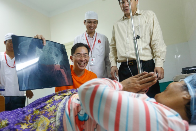 Providing enhanced end-to-end patient care: SIV Dr Chin Pak Lin explaining the hip replacement procedure with the patient and Calmette Hospital team.