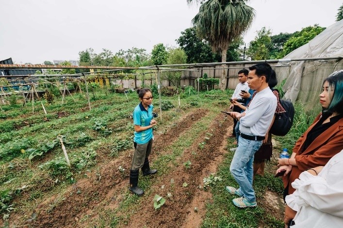 In land-scarce Singapore, Mei Chang (centre of photo, in blue) of Ground-Up Initiative explains how the non-profit community fosters urban sustainability in Singapore through its education and outreach efforts. 