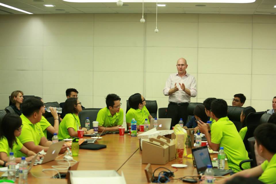 YSE participants getting a final boost from Lead Mentor Mr Andy Holley from McKinsey’s Digital, a day before The Pitch.