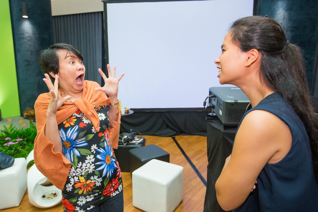 If you can't tell stories using words, you can do so by using body language and facial expressions, as this SIV shows perfectly!