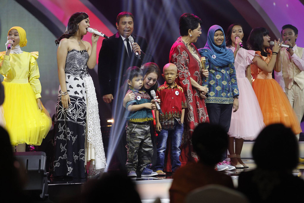 The finale performance together with Indonesian celebrity singers including, renown vocalist, (fourth from left) Ms Titiek Puspa as well as cancer survivors at the Chairity Evening.