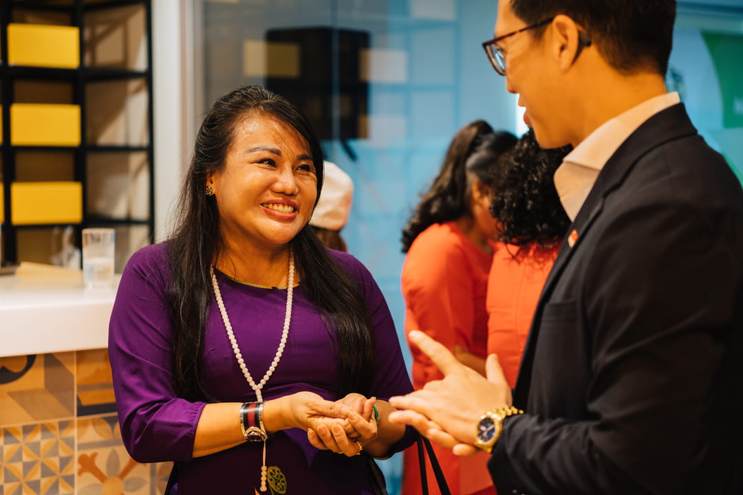 Ms Pham Thi Hong (left), an SIF 2018 Arts for Good Fellow, specially choreographed the cultural dance performed at SIF Connects! Hanoi. She shared on stage that the SIF has provided her the opportunity to continue making theatre accessible for ethnic minority groups in Vietnam.