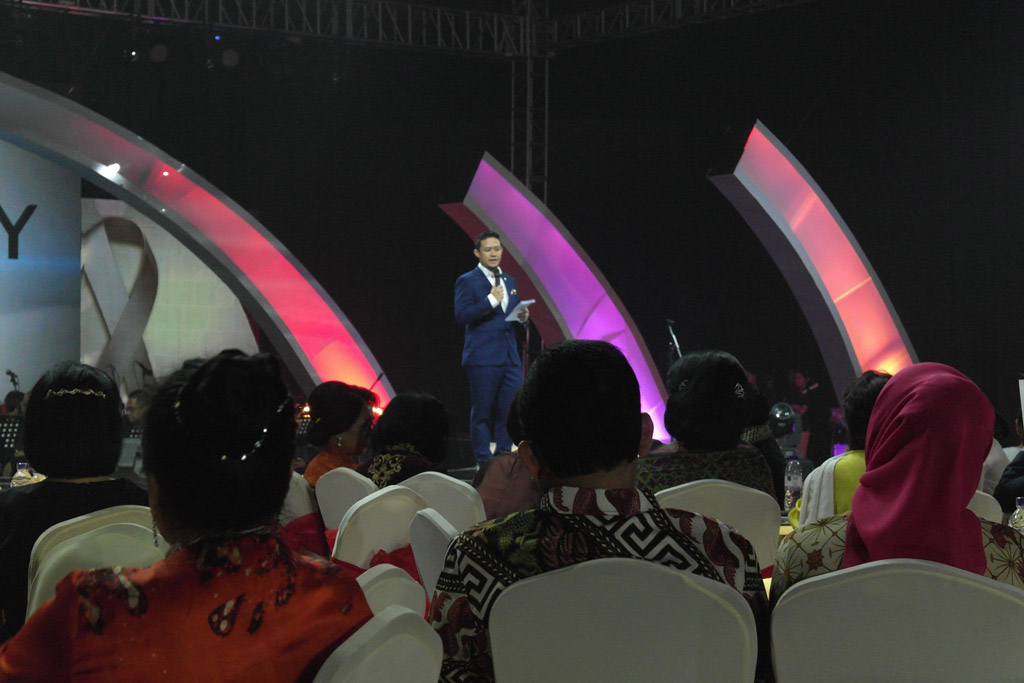 Organiser Mr Imis Iskandar making his welcome address at the Chairity Evening.