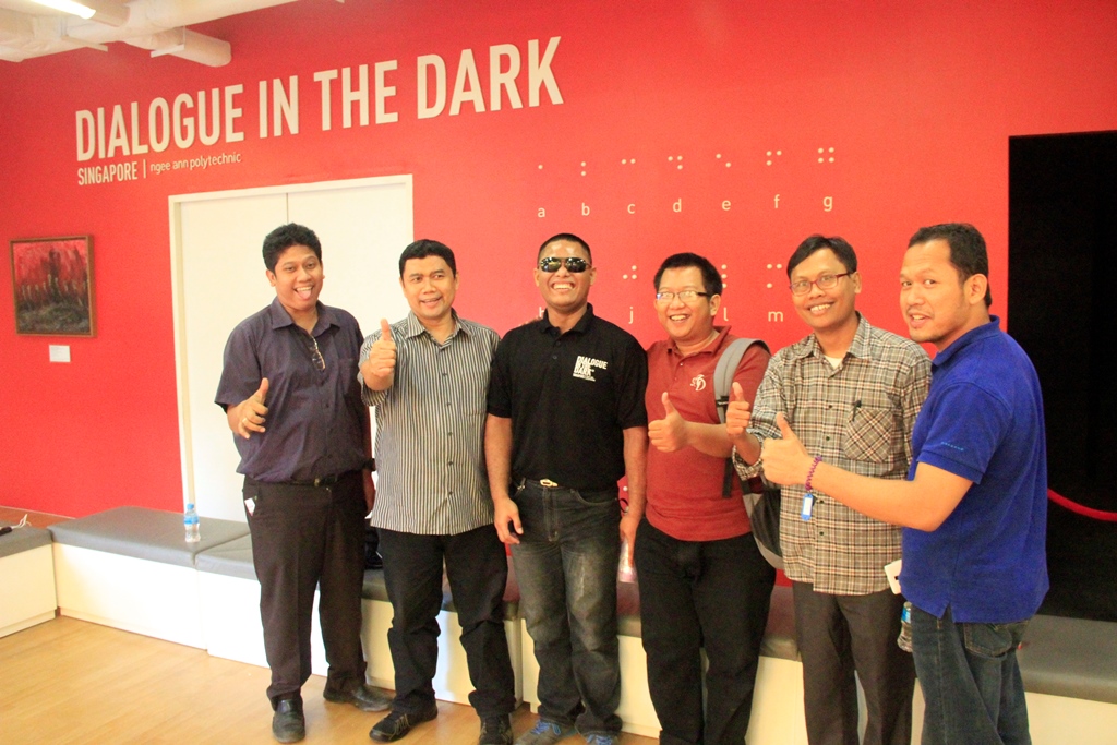 The journalists experienced a guided tour at Dialogue in the Dark, a social enterprise which aims to raise awareness and facilitate inclusion of marginalised people in the community in Singapore.