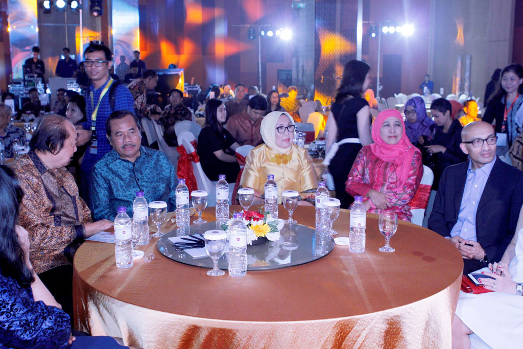The Chairity Evening was attended by over 500 guests including senior members of the corporate and public sector such as (second from right) Dra. Khofifah Indar Parawansa - Minister for Social Affairs, Indonesia and (first from right) Singapore Ambassador to Indonesia, H.E Ambassador Anil Kumar Nayar.