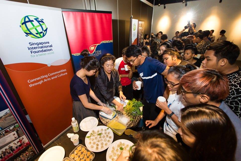 The session ended with the serving of traditional Thai snacks and drinks such as Khanom Tom and Nam Bai Bua Bok.