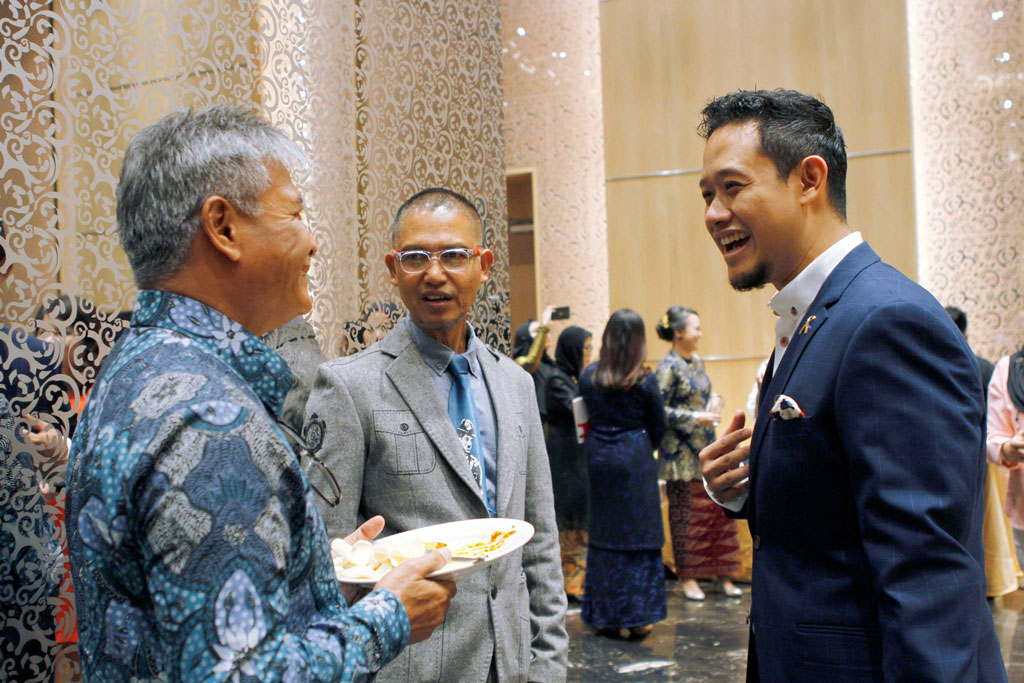 Organiser Imis Iskandar speaking with (far left) Mr Budi Soehardi , SIF alumni and founder of Roslin Orphanage, Kupang and (centre) Singaporean artist Mr Abu Jalal Sarimon at the reception before the Chairity Evening.