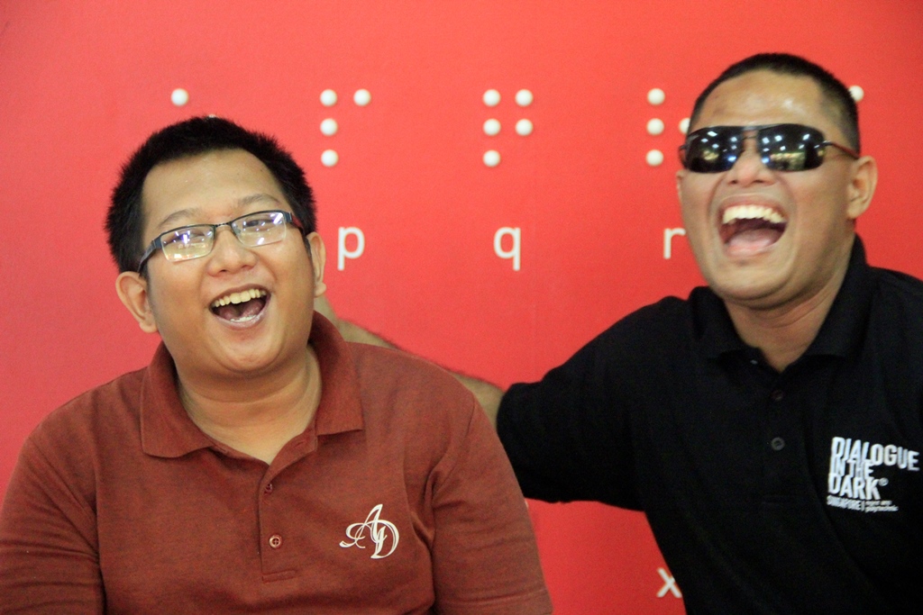 One of the visiting journalists, Muhamad Reza Sulaiman from Detik.com, sharing a hearty laugh with his visually impaired tour guide at Dialogue in the Dark. 
