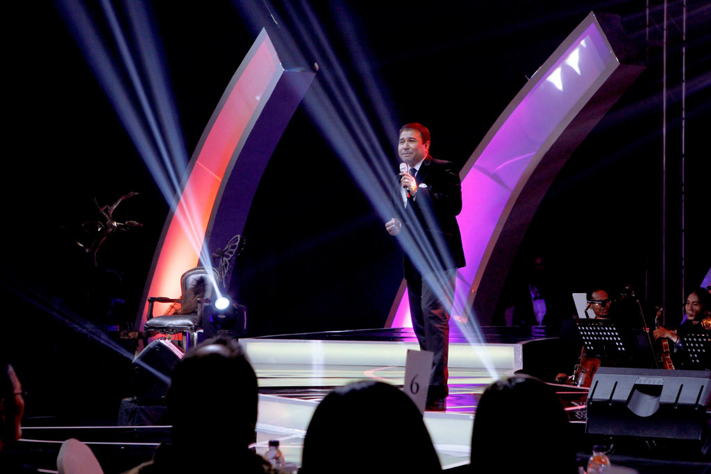 Performances by Indonesian celebrity in between the auctions at the Chairity Evening.