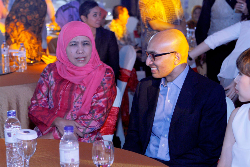 (left) Dra. Khofifah Indar Parawansa - Minister for Social Affairs, Indonesia speaking with (right) Singapore Ambassador to Indonesia, H.E Ambassador Anil Kumar Nayar at the Chairity Evening.
