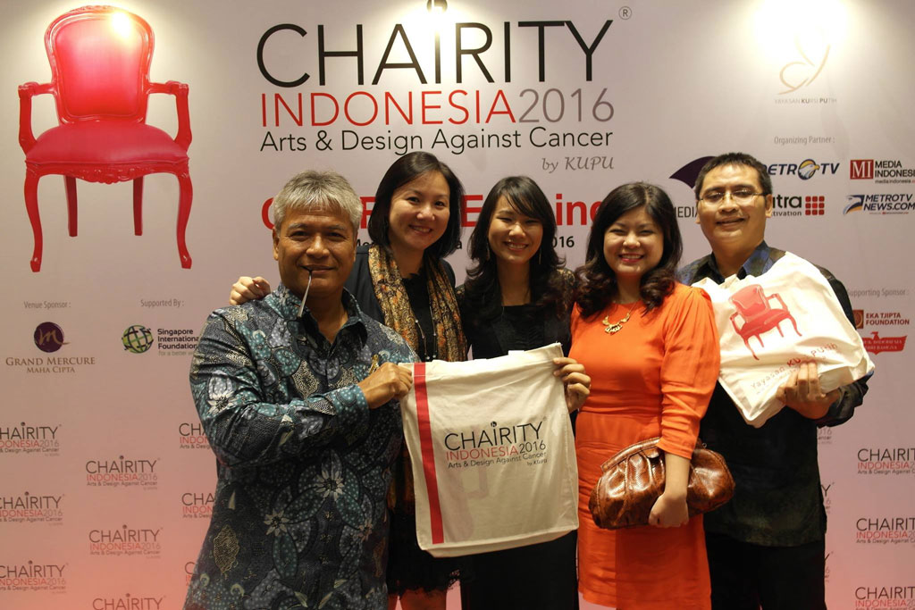 (far left) Mr Budi Soehardi, SIF alumni and founder of Roslin Orphanage and (far right) Mr Tunggul Wirajuda, SIF alumni and journalist at Jakarta Globe take a commemorative photo with SIF staff at the Chairity Evening.