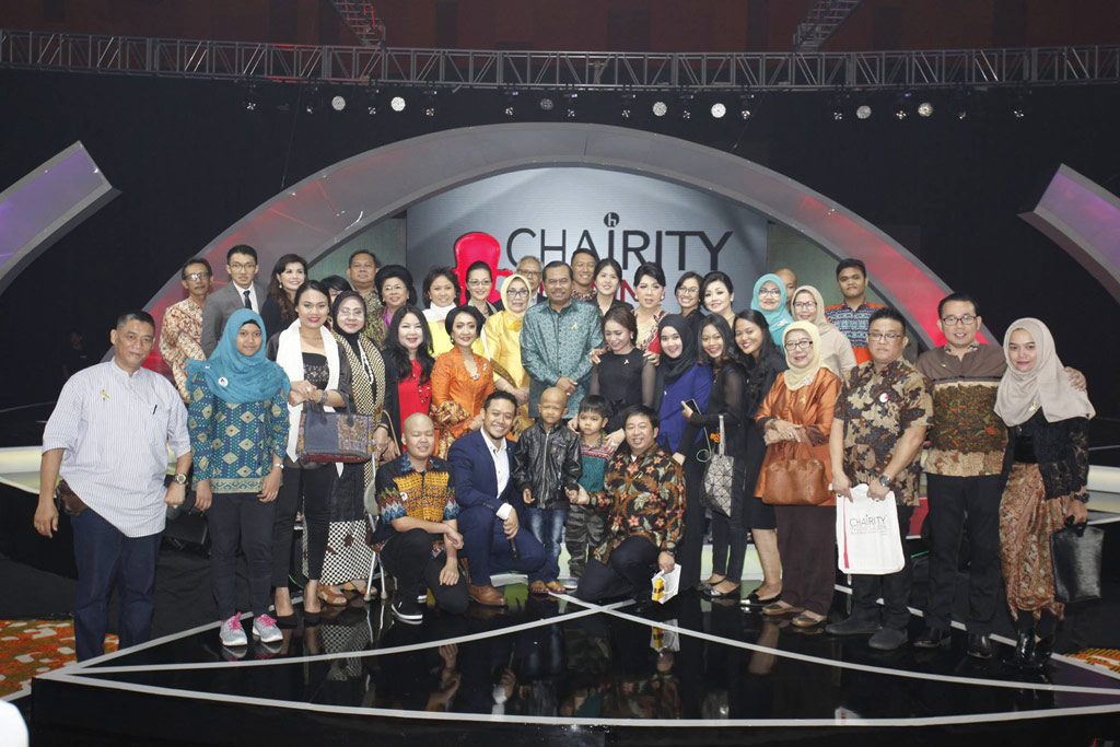Group photo with artists, guests and beneficiaries at the end of the Chairity Evening.