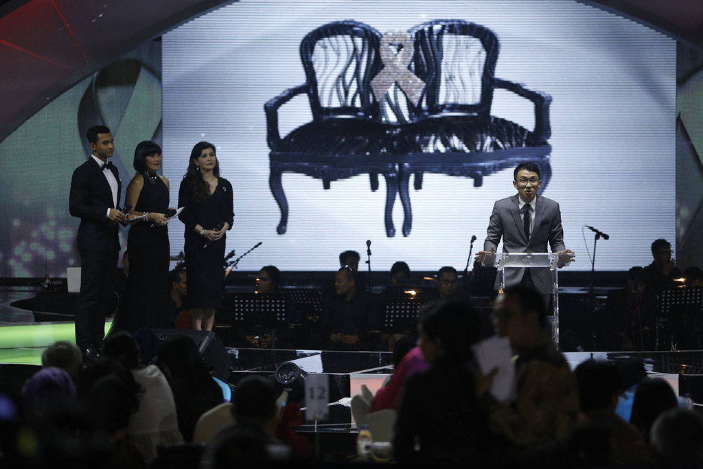 Auctioning of Indonesian artists Ario & Ditta’s chairs by Christie’s Indonesia at the Chairity Evening.