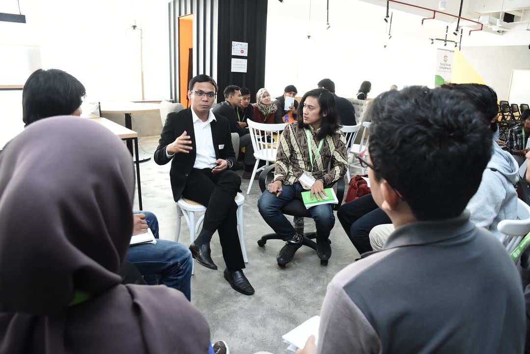 Gibran Huzaifah (center, in blazer), CEO of eFishery, shared his experiences with the young Indonesian impact-makers on how he built up his agri-tech social enterprise. 