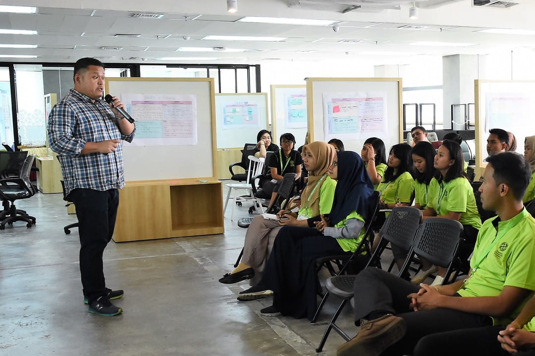 Russ Neu (standing), CEO of Social Collider, conducting a session on Resource Management for Lean Start-ups. The participants learnt how to manage their resources efficiently to maximise output. 
