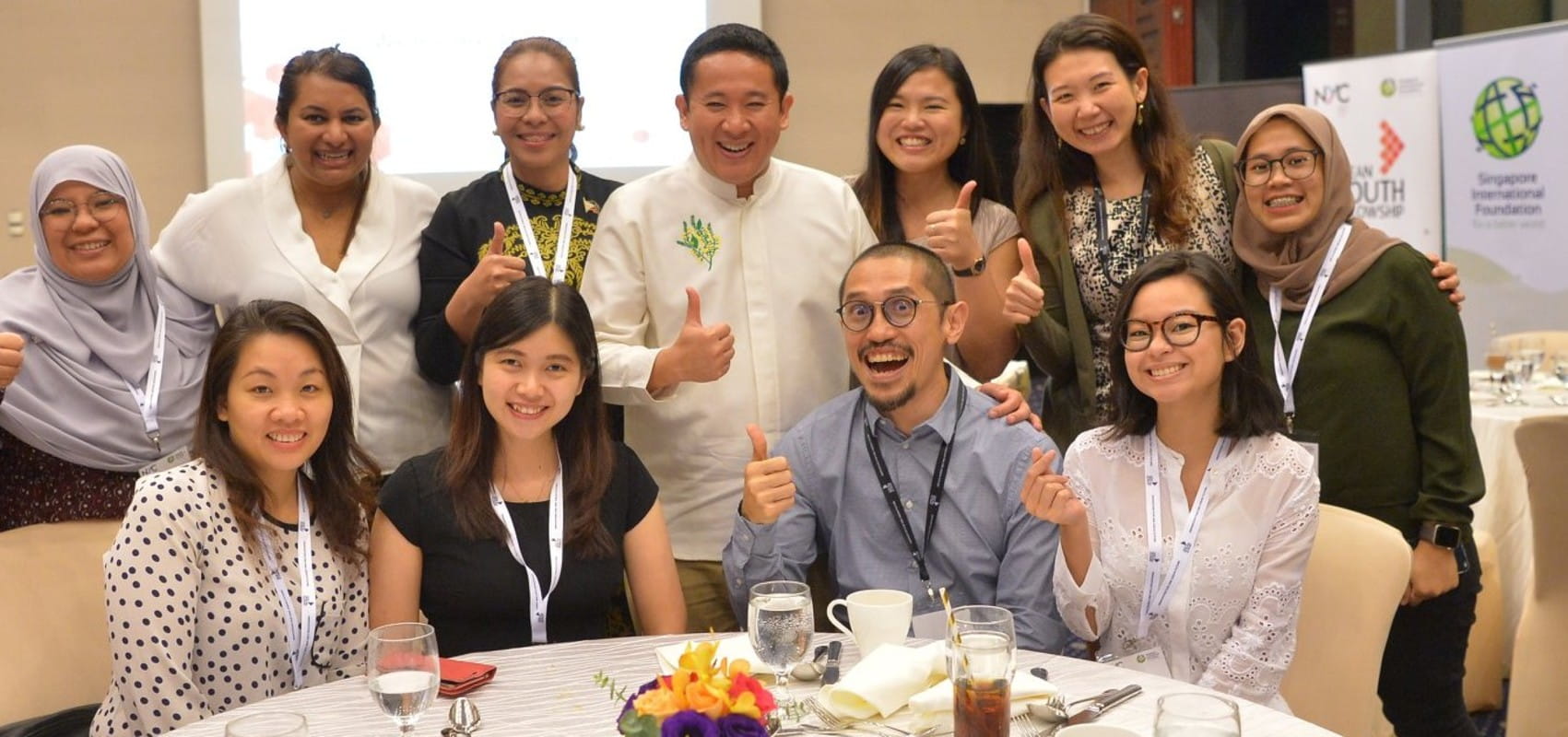 Senior Parliamentary Secretary, Ministry of Home Affairs and Ministry of Health, Amrin Amin (middle, in white) warmly welcomed the Fellows to Singapore at the Welcome Dinner. He also encouraged them to deepen the interaction amongst themselves to forge friendships and make the best of their time together.