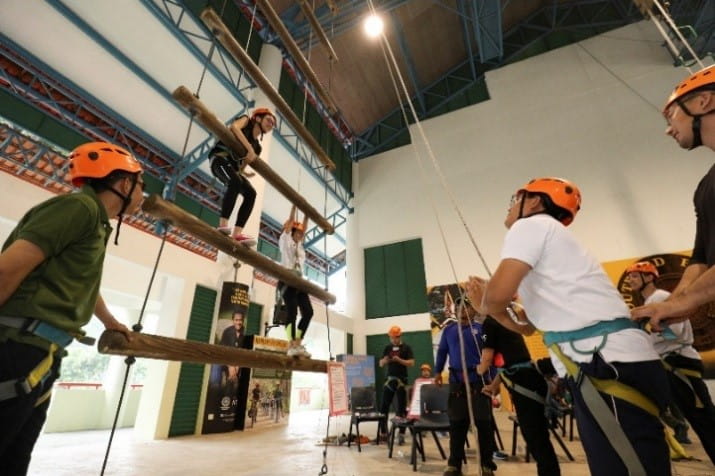 To kickstart the programme and build camaraderie, the Fellows bonded over a day of adrenaline-filled team building activities at Outward Bound Singapore (OBS). 