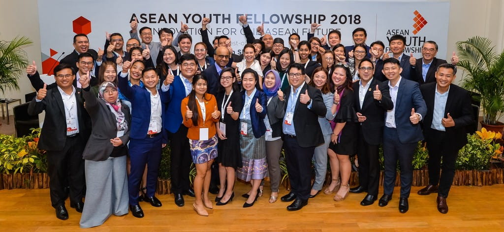 Deputy Prime Minister Tharman Shanmugaratnam with the ASEAN Youth Fellows at the dialogue. 