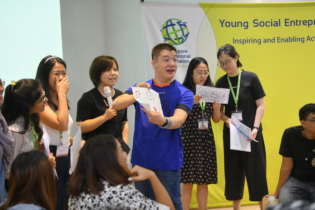 Xiao Long (in blue), a student with disabilities from World of Art Brut Culture (WABC) Charity Foundation facilitates an art therapy session with the international and Chinese YSEs, demonstrating the potential for the arts to create an inclusive space and to empower persons with diverse abilities. 