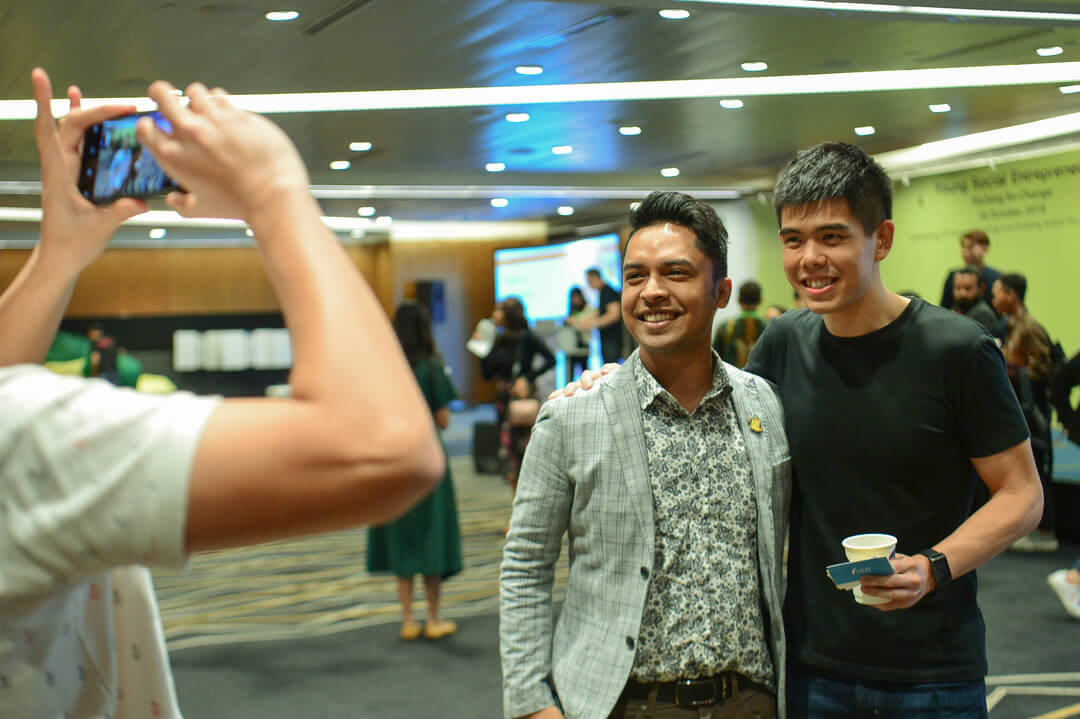 A friendship borne over YSE: 2014 alumnus Sazzad Hossain from SDI Academy (left) taking a commemorative photo with his senior Quek Siu Rui 