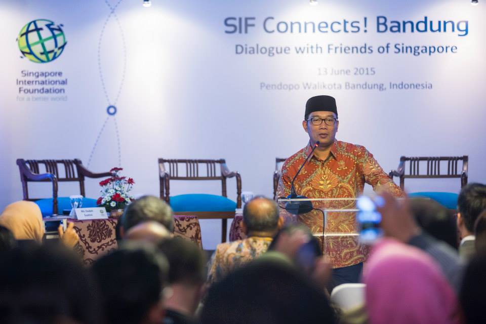 SIF-ASEAN Fellowship programme alumnus and Bandung Mayor Ridwan Kamil sharing his Singapore story with SIF programme alumni and Friends of Singapore at the inaugural SIF Connects! Bandung.