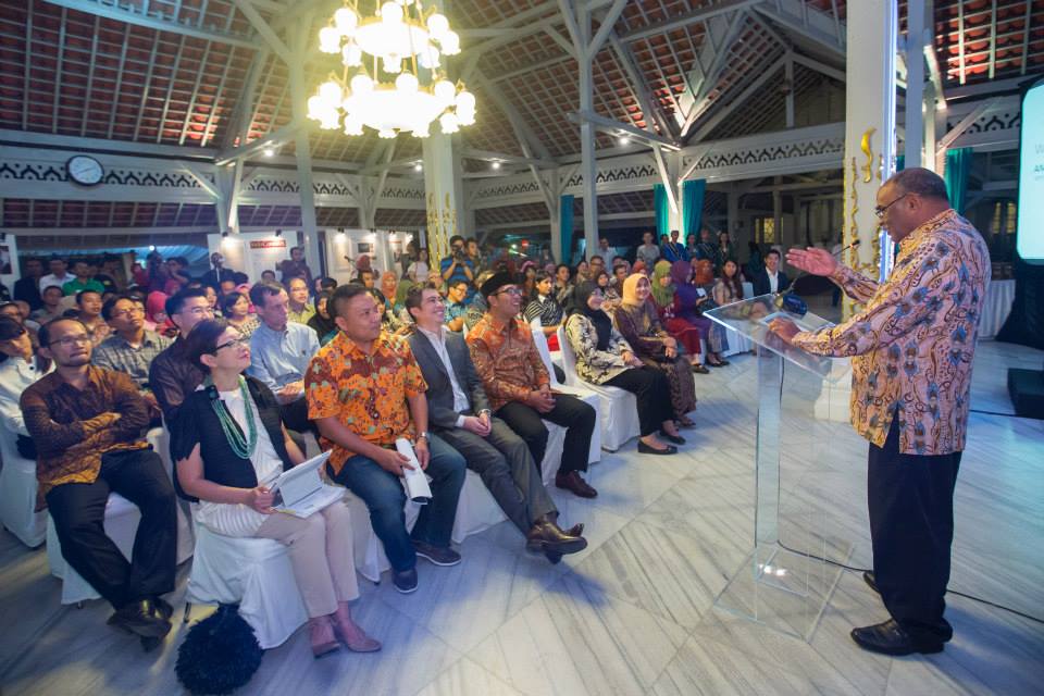 SIF Governor Ambassador K Kesavapany welcoming SIF programme alumni and Friends of Singapore at the inaugural SIF Connects! Bandung, hosted by SIF-ASEAN Fellowship programme alumnus and Bandung Mayor Ridwan Kamil (front row, centre).