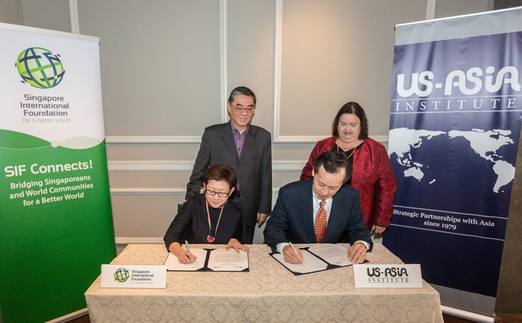 Representatives of SIF and USAI concluding a Memorandum of Understanding to launch the SIF-USAI Dialogue between Singaporeans and Americans in 2016.