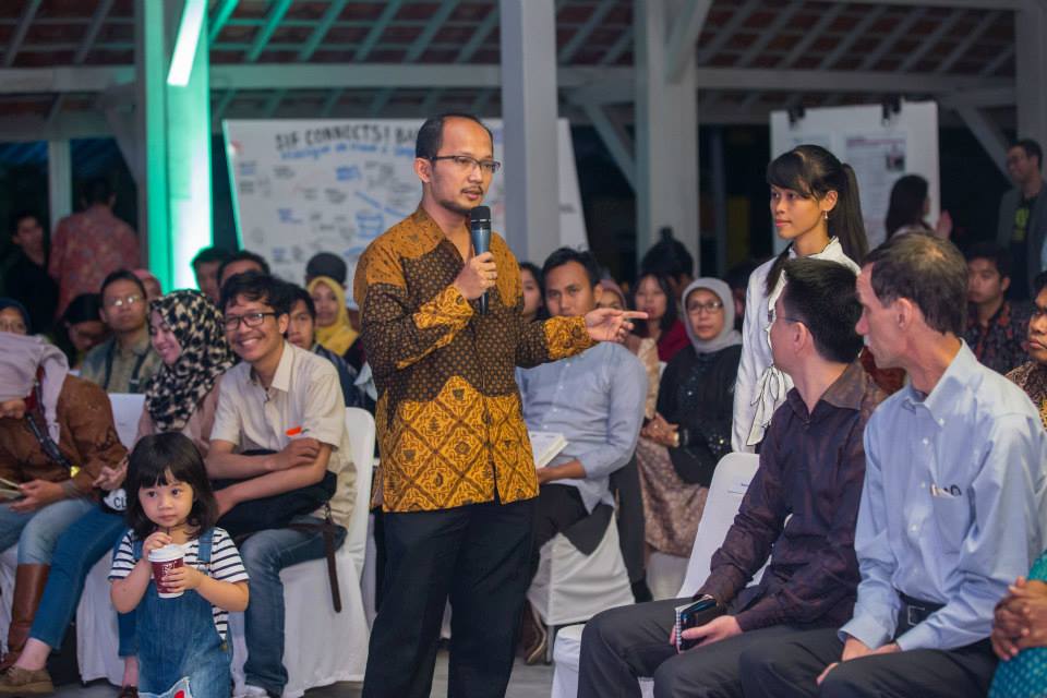 SIF representative in Jakarta Moch N. Kurniawan (Iwan) introducing one of the students supported by the Indonesia Bright Foundation – an initiative of the Indonesian chapter of the SIF-ASEAN Fellowship programme alumni.