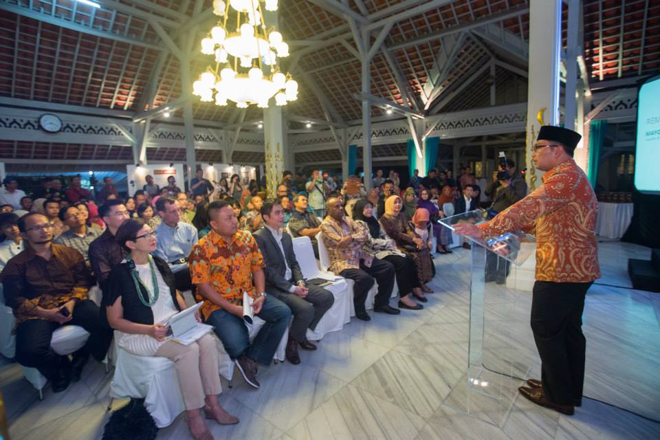 SIF-ASEAN Fellowship programme alumnus and Bandung Mayor Ridwan Kamil sharing his Singapore story with SIF programme alumni and Friends of Singapore at the inaugural SIF Connects! Bandung.