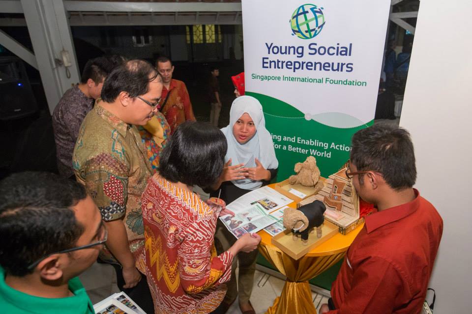 SIF Young Social Entrepreneurs (YSE) programme alumnus sharing with representatives of the Institut Teknologi Bandung about their experience with the YSE programme and social enterprise to provide employment opportunities for craftsmen in Garut, Indonesia and the unemployed – by utilising sheep fur and aromatherapy grass in handicraft-making – at the showcase on SIF programmes in Indonesia, put to