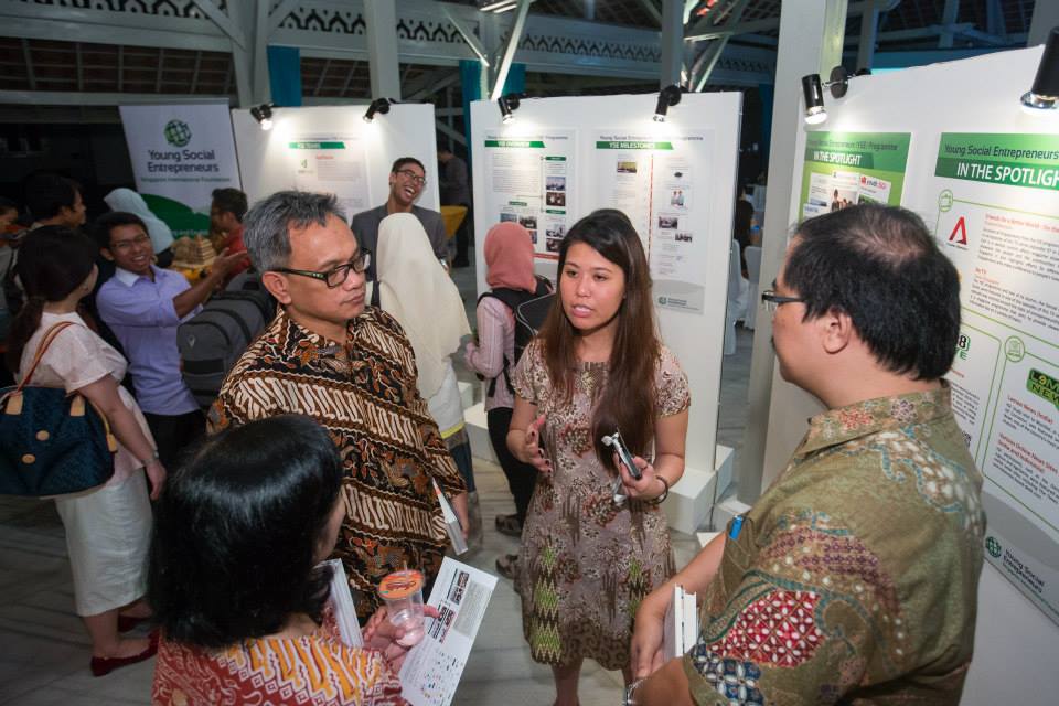 SIF Senior Manager Jasmine Chew sharing with Indonesian Embassy (in Singapore) Education Attaché Ismunandar (left) and Deputy Chairman, Institute for Innovation and Entrepreneurship at Institut Teknologi Bandung Rukman Hertadi (right) about the SIF’s Young Social Entrepreneurs programme at the showcase on SIF programmes in Indonesia, put together as part of the inaugural SIF Connects! Bandung