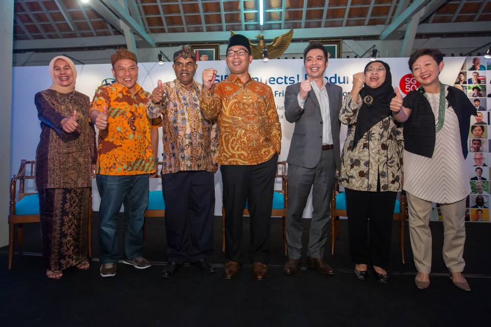 The panellists of SIF’s SG50 dialogue with Friends of Singapore in a celebratory pose after the lively discussion on What’s next, Singapore?, at the inaugural SIF Connects! Bandung.V