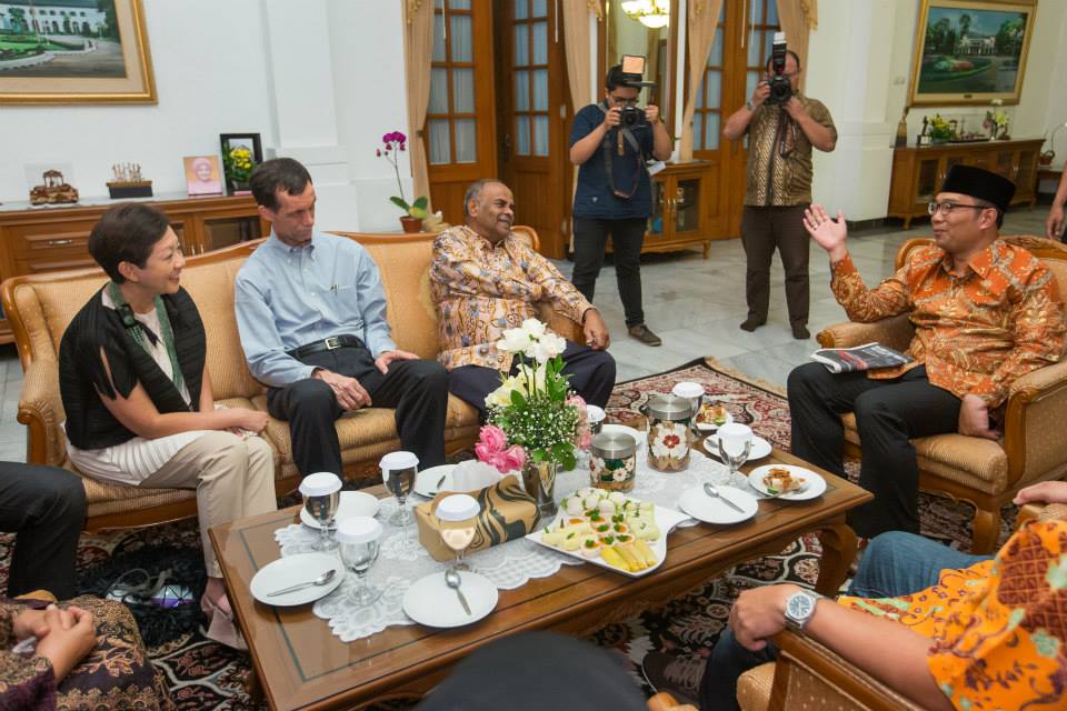 SIF-ASEAN Fellowship programme alumnus and Bandung Mayor Ridwan Kamil getting to know the panellists prior to SIF’s SG50 dialogue with Friends of Singapore on What’s next, Singapore?, at the inaugural SIF Connects! Bandung. With him are (from left) SIF Governor and dialogue moderator Jennifer Lewis, Singapore: Insights from the Inside – Volume II book editor Richard Hartung, and SIF Governor Ambas