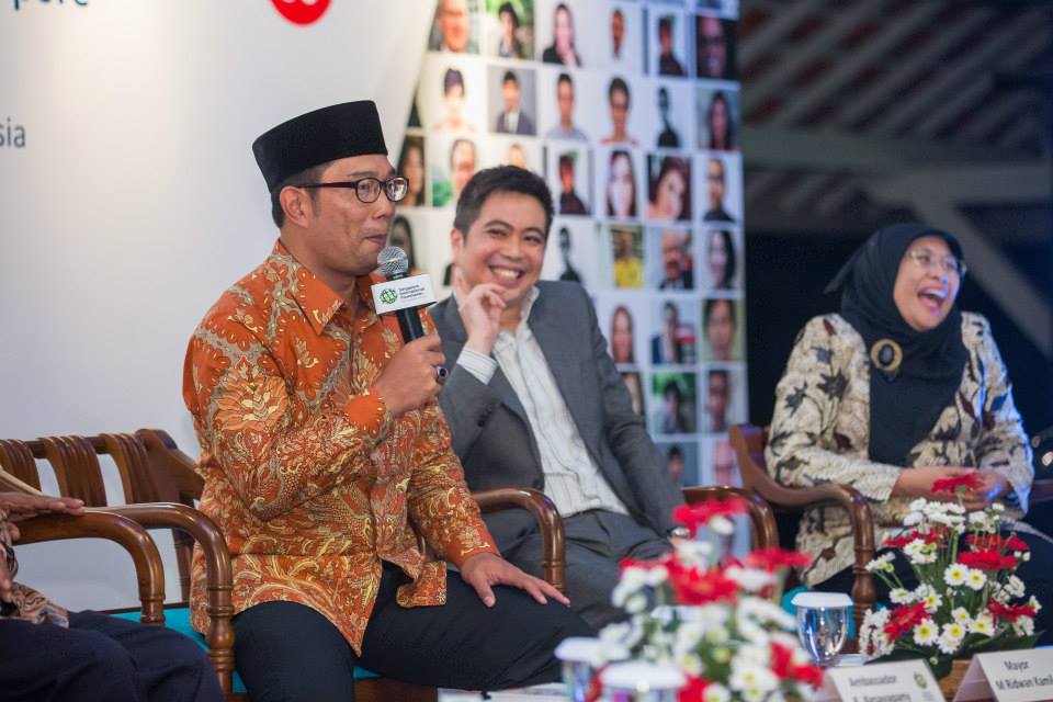 anellists (from left) SIF-ASEAN Fellowship programme alumnus and Bandung Mayor Ridwan Kamil, Deputy Chief of Mission in the Singapore embassy to Indonesia Timothy Chin, and Badan Perpustakaan dan Kearsipan Daerah Provinsi Jawa Barat (BAPUSIPDA) Head Tati Iriani sharing a light-hearted moment during SIF’s SG50 dialogue with Friends of Singapore on What’s next, Singapore?, at the inaugural SIF Conn